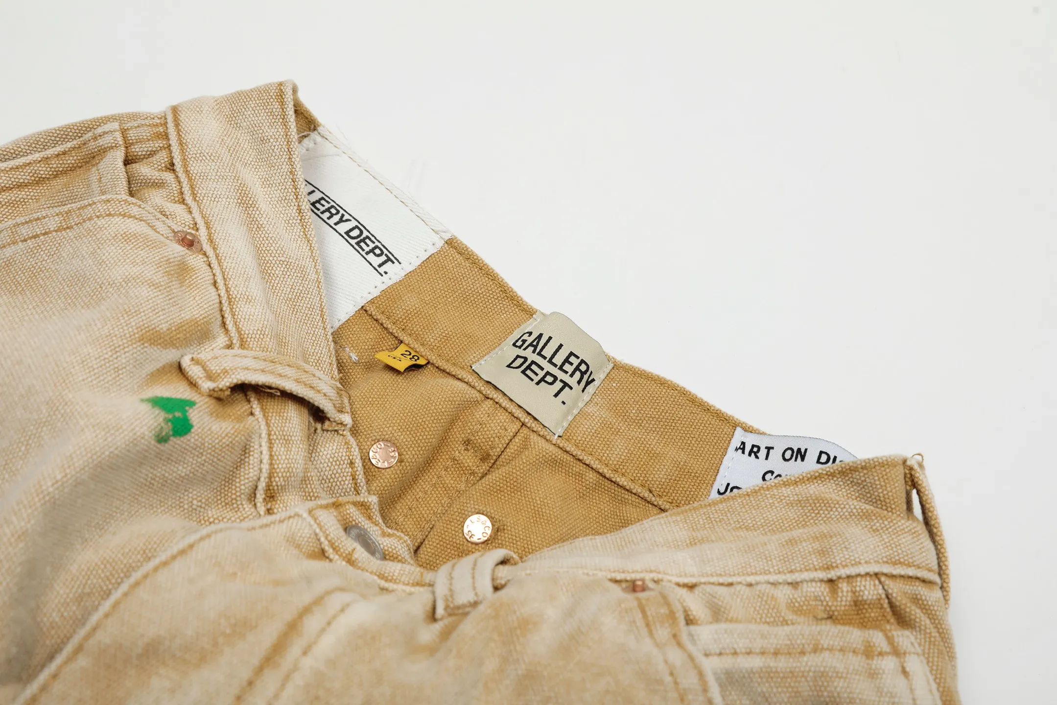 #8129 P250💰 GALLERY DEPT American retro splash-ink splicing micro-horn logging overalls raw edge jeans - Original purchase and pattern making to truly restore the ultimate texture of Vintage - Original hardware accessories, washed and other elevators, QR code analysis are all purchased from the original factory, high degree of restoration, welcome to compare with a certain product~ - Three-dimensional version Loose and comfortable, not picky about the figure, taller and slimmer, factory Seiko, original factory quality control, same style for men and women, can be matched with couples Versatile recommendation: must-have jeans for all seasons Size: S-XXL (28-36)